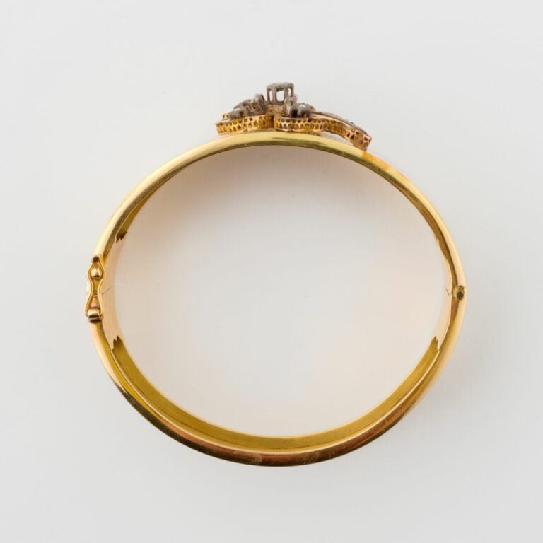 Bracelet jonc rigide ouvrant en or jaune (750) et argent (min. 800) centré d'un…