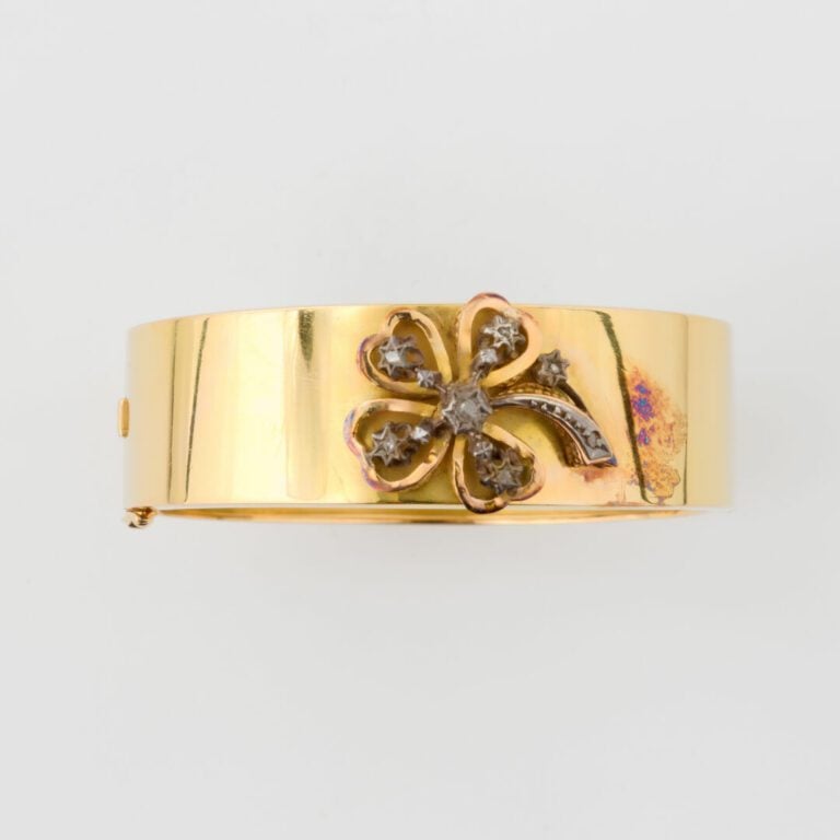 Bracelet jonc rigide ouvrant en or jaune (750) et argent (min. 800) centré d'un…