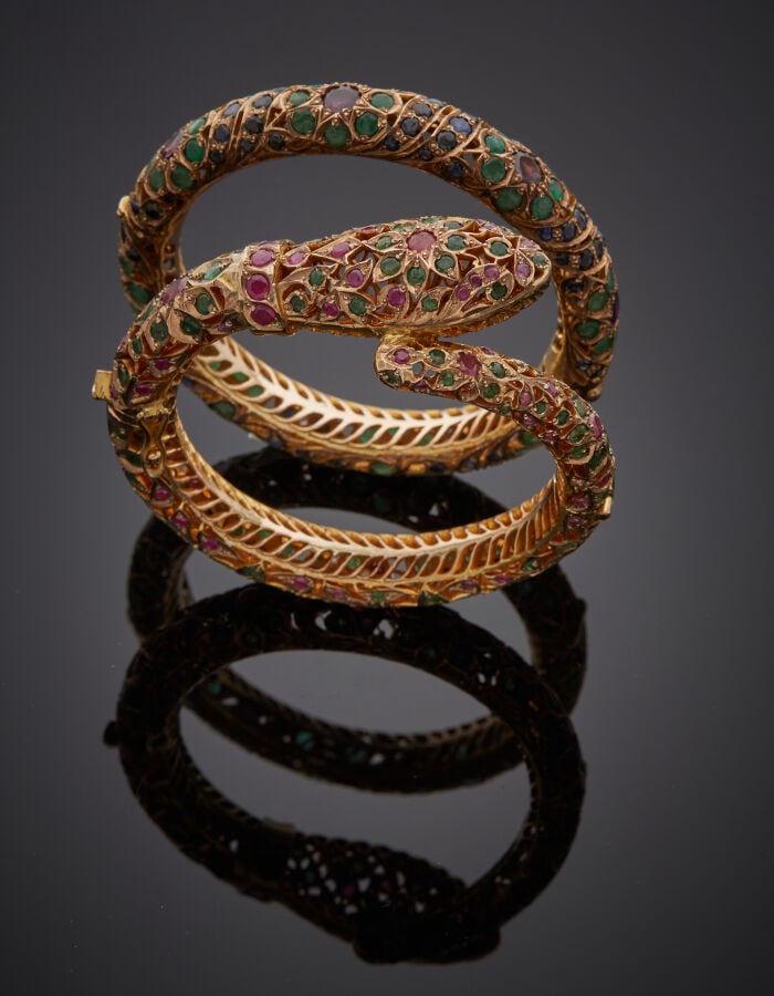 BRACELET jonc rigide ouvrant en or jaune et or rose (375‰) 9 carats, ajouré, se…