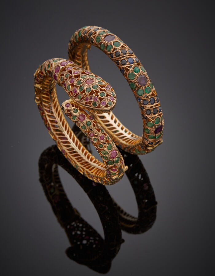 BRACELET jonc rigide ouvrant en or jaune et or rose (375‰) 9 carats, ajouré, se…