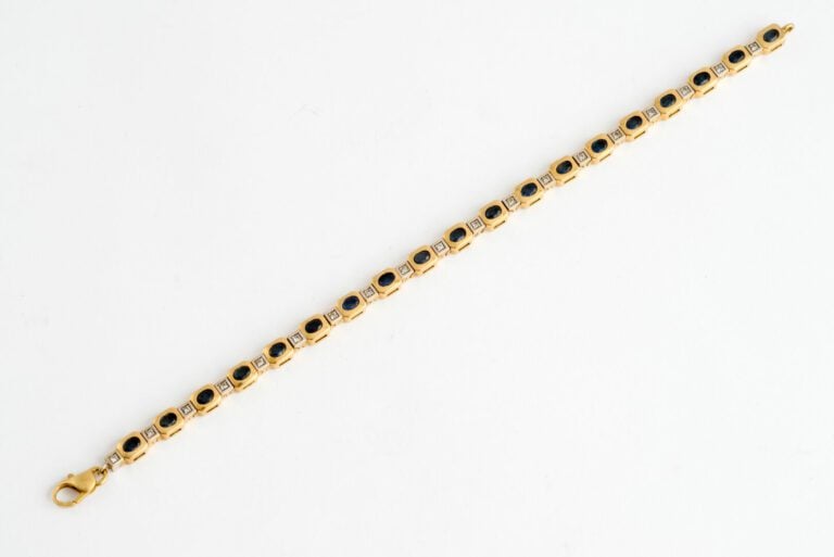 Bracelet ligne articulé en or deux tons (750) formé de maillons géométriques or…