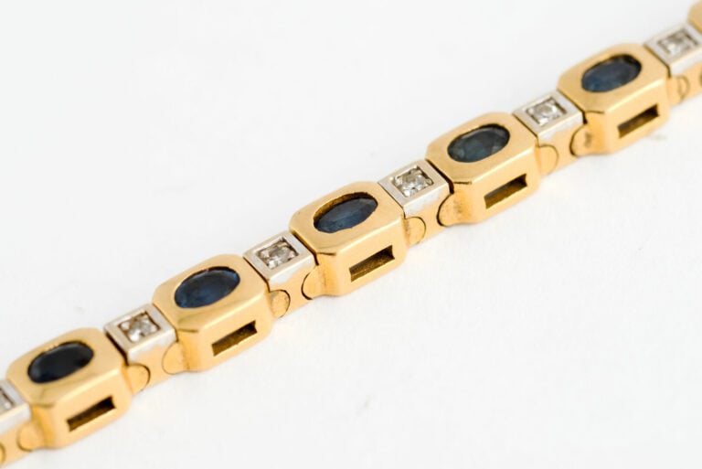 Bracelet ligne articulé en or deux tons (750) formé de maillons géométriques or…