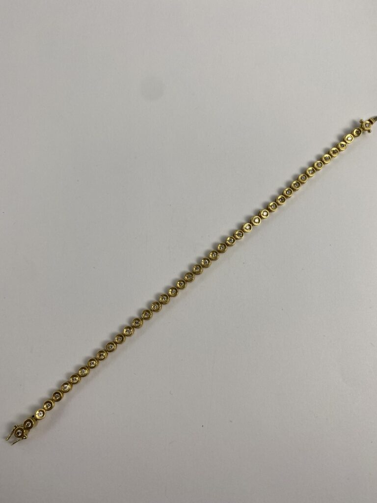 Bracelet ligne articulé en or jaune (585) formé de 42 maillons ornés chacun d'u…