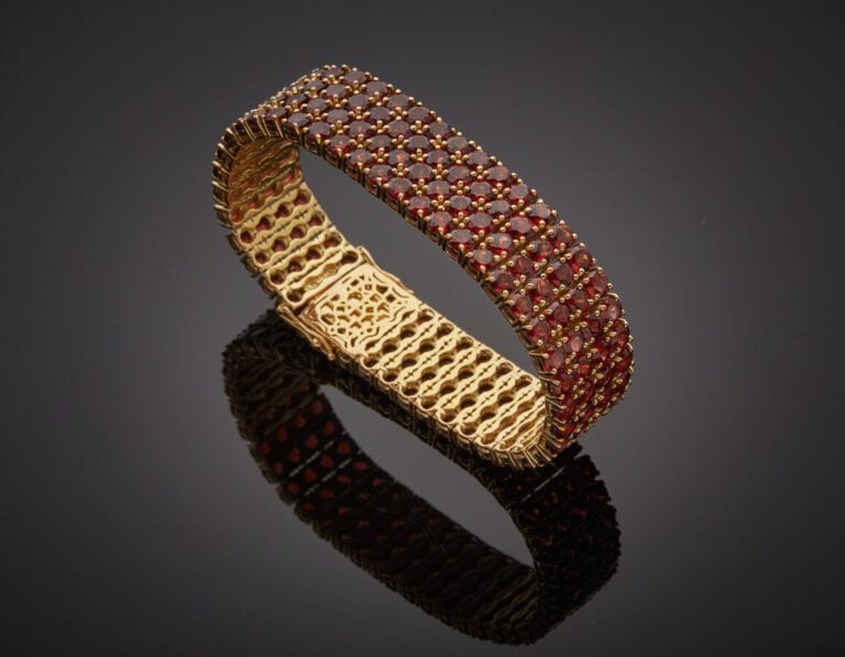 BRACELET manchette articulé en vermeil (min. 800‰) serti de quatre alignements…