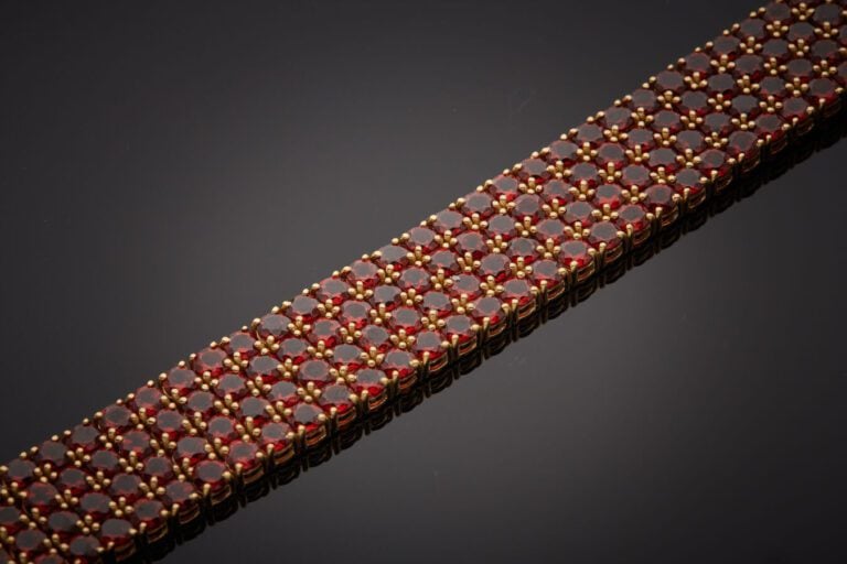 BRACELET manchette articulé en vermeil (min. 800‰) serti de quatre alignements…