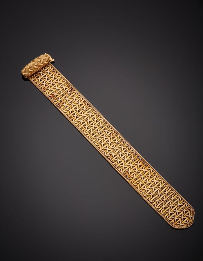 BRACELET « manchette ceinture » en or jaune (750‰) à maille souple, bordée de t…