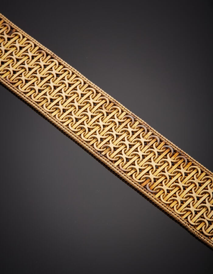 BRACELET « manchette ceinture » en or jaune (750‰) à maille souple, bordée de t…