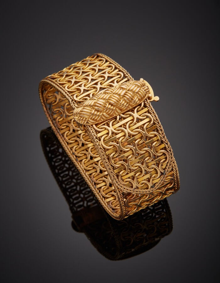 BRACELET « manchette ceinture » en or jaune (750‰) à maille souple, bordée de t…