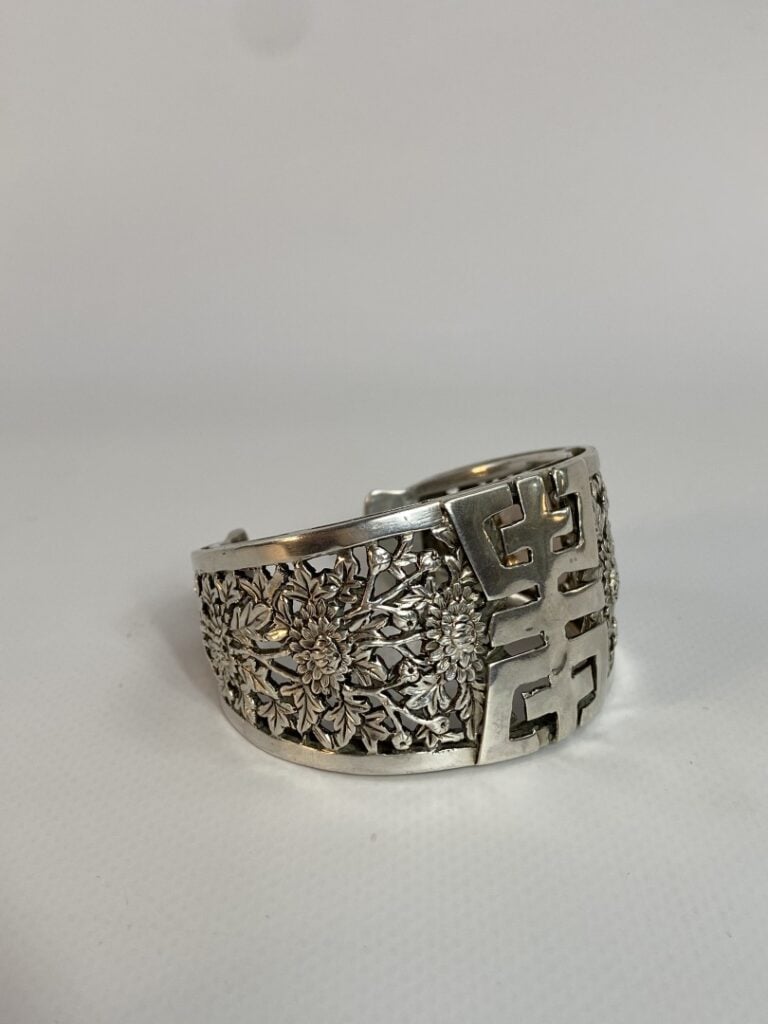 BRACELET / MANCHETTE EN ARGENT - Chine ou Vietnam - Il est ajouré au motif cent…