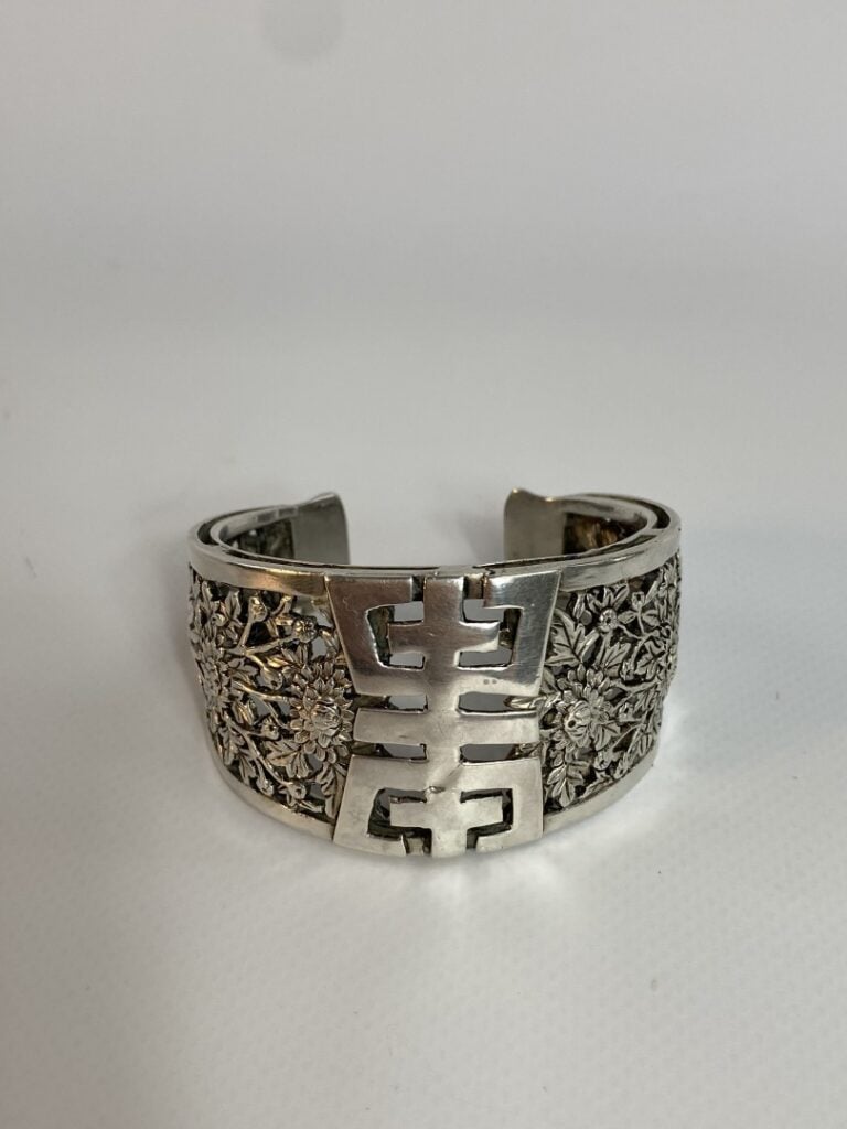 BRACELET / MANCHETTE EN ARGENT - Chine ou Vietnam - Il est ajouré au motif cent…