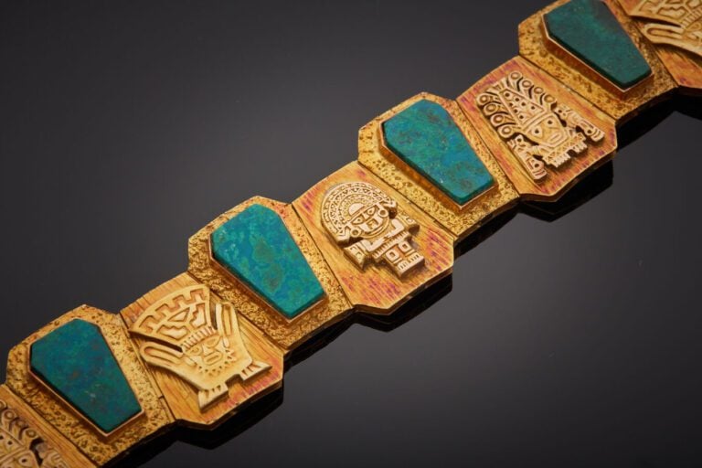 BRACELET "manchette" péruvien en or jaune (750‰) sculpté et ciselé, orné de six…