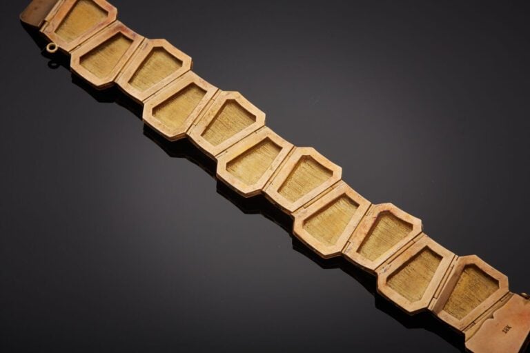 BRACELET "manchette" péruvien en or jaune (750‰) sculpté et ciselé, orné de six…