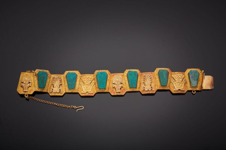 BRACELET "manchette" péruvien en or jaune (750‰) sculpté et ciselé, orné de six…