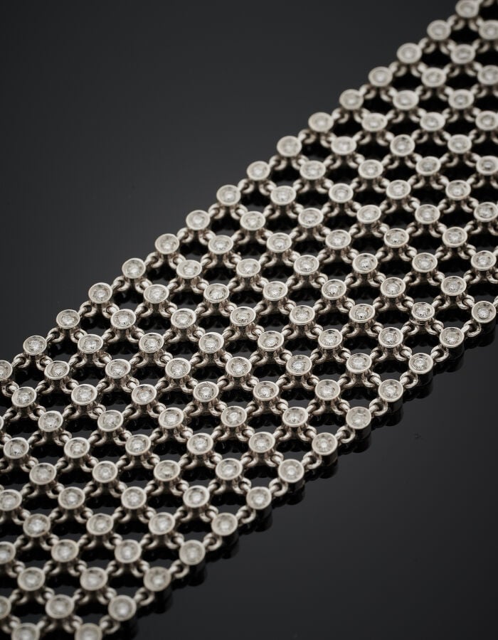 BRACELET manchette "résille" en or gris (750‰) ajouré, articulé, serti de 304 d…