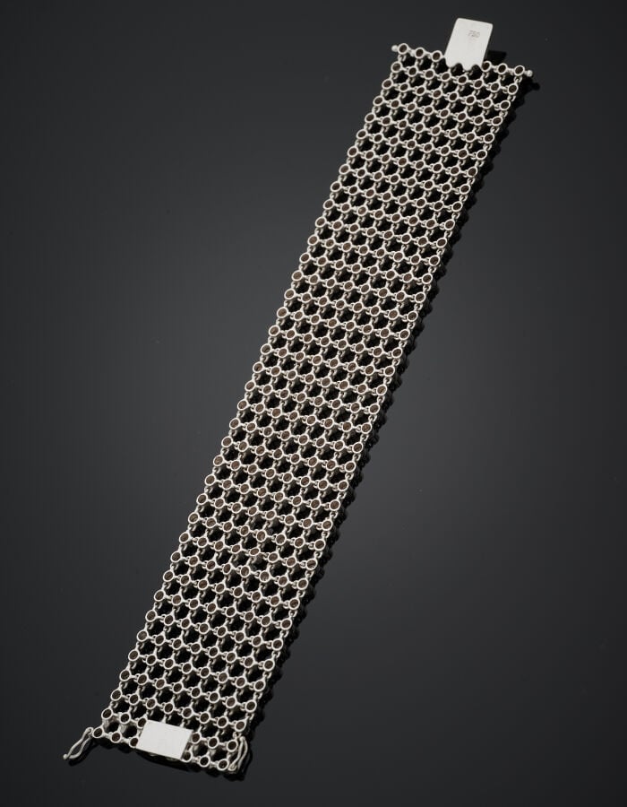 BRACELET manchette "résille" en or gris (750‰) ajouré, articulé, serti de 304 d…