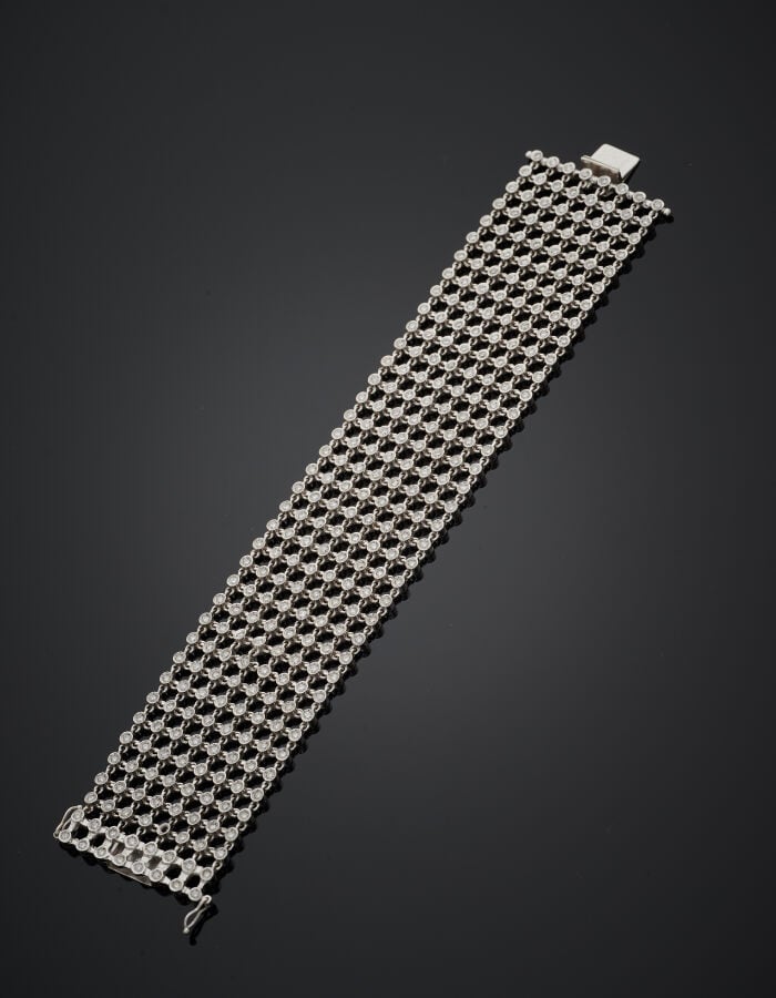 BRACELET manchette "résille" en or gris (750‰) ajouré, articulé, serti de 304 d…