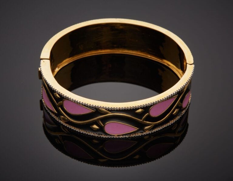 BRACELET manchette rigide ouvrant en vermeil (min. 800‰) orné d'émail noir et r…