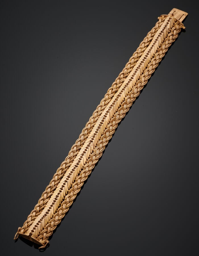 BRACELET "manchette" souple en or jaune (750‰) à motifs de chevrons bordés de t…