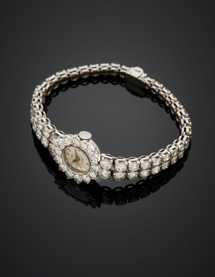 BRACELET MONTRE en or gris (750‰) entièrement serti d'alignements de diamants t…