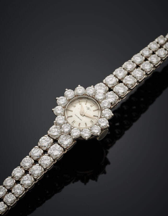 BRACELET MONTRE en or gris (750‰) entièrement serti d'alignements de diamants t…