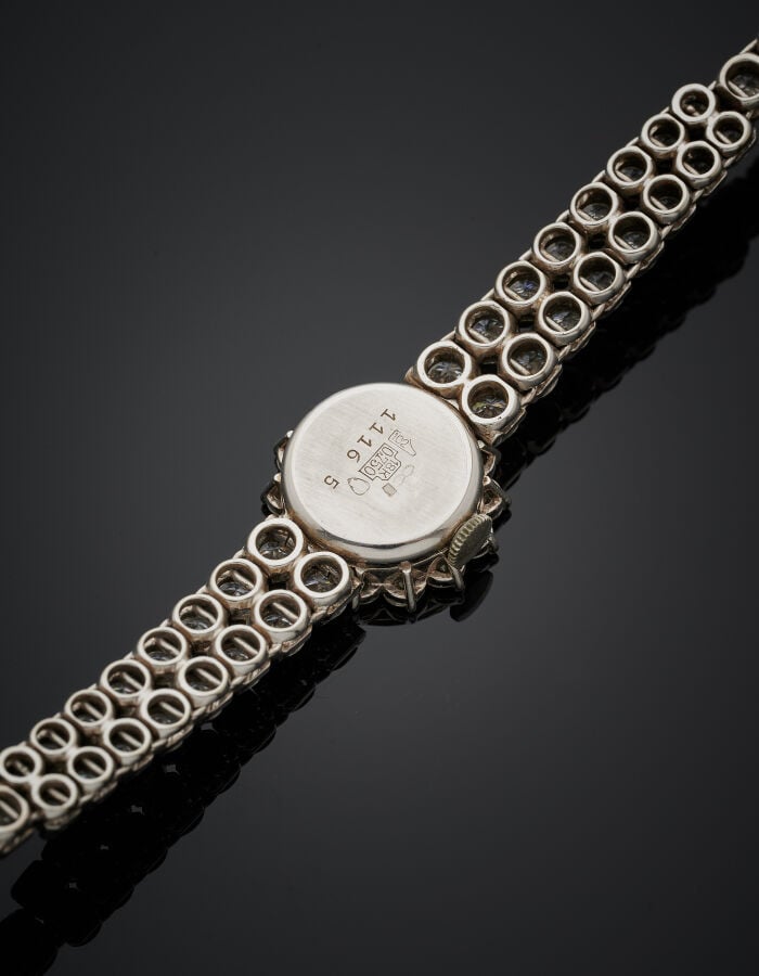 BRACELET MONTRE en or gris (750‰) entièrement serti d'alignements de diamants t…