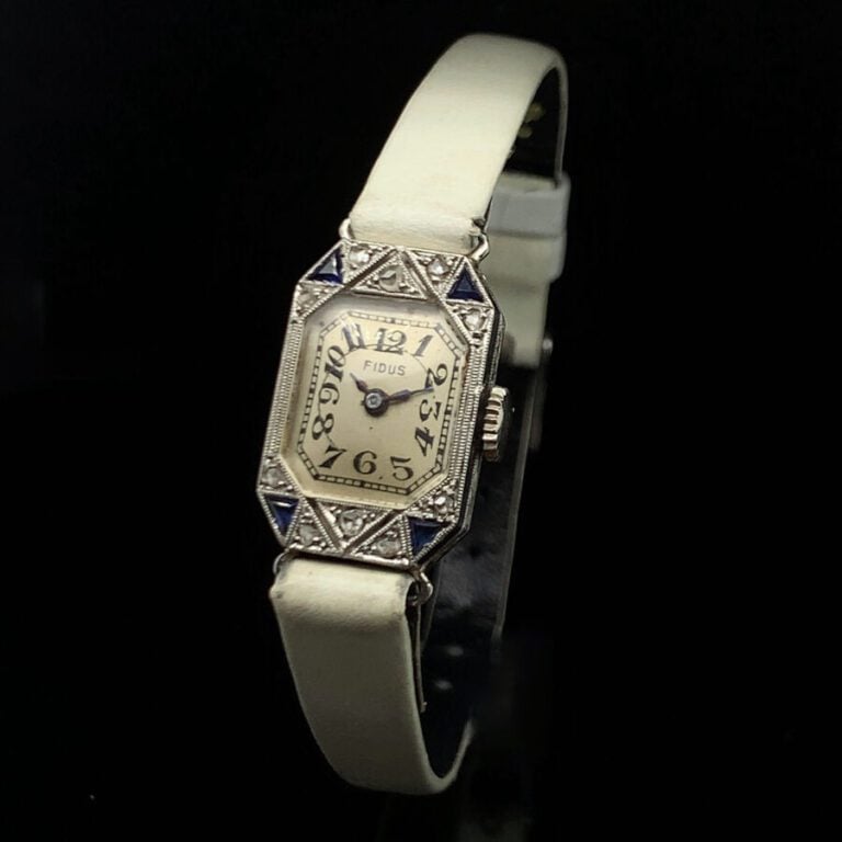 BRACELET MONTRE octogonale de dame en platine (950‰) et or jaune (750‰). Lunett…