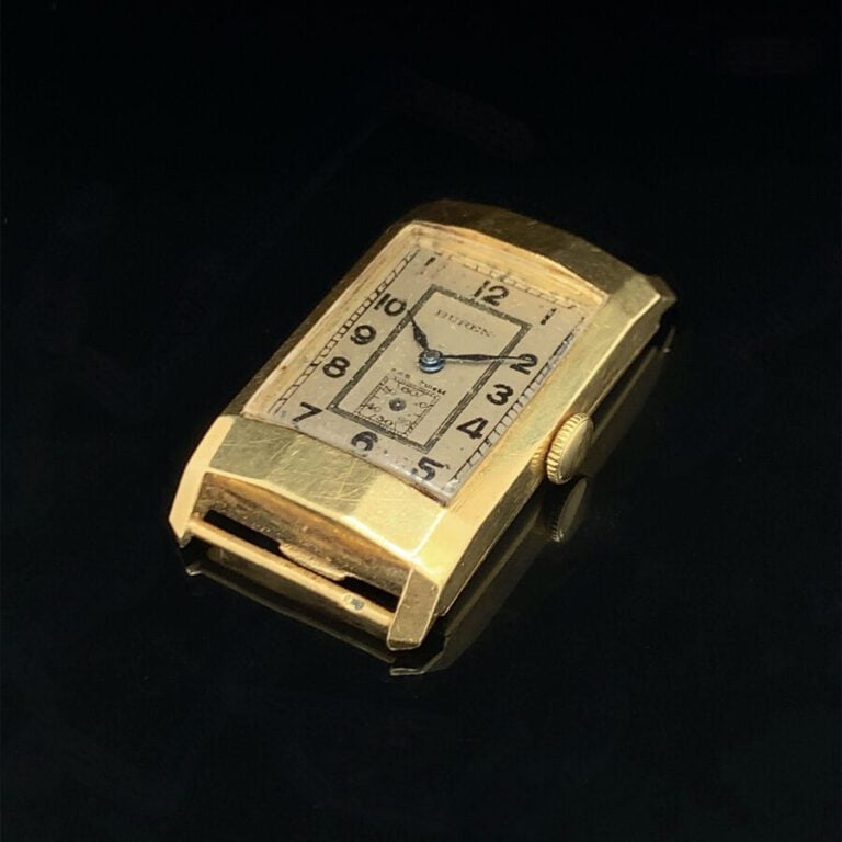 BRACELET MONTRE rectangulaire en or jaune (750‰). Lunette facettée. Cadran arge…