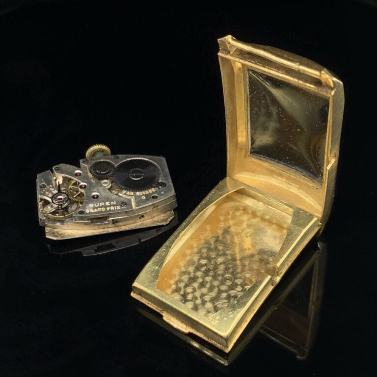 BRACELET MONTRE rectangulaire en or jaune (750‰). Lunette facettée. Cadran arge…