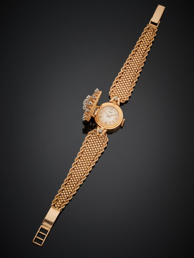 BRACELET MONTRE ronde de dame en or jaune (750‰) dissimulé sous un couvercle ci…