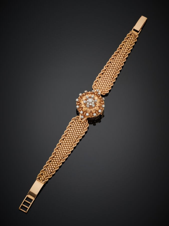 BRACELET MONTRE ronde de dame en or jaune (750‰) dissimulé sous un couvercle ci…
