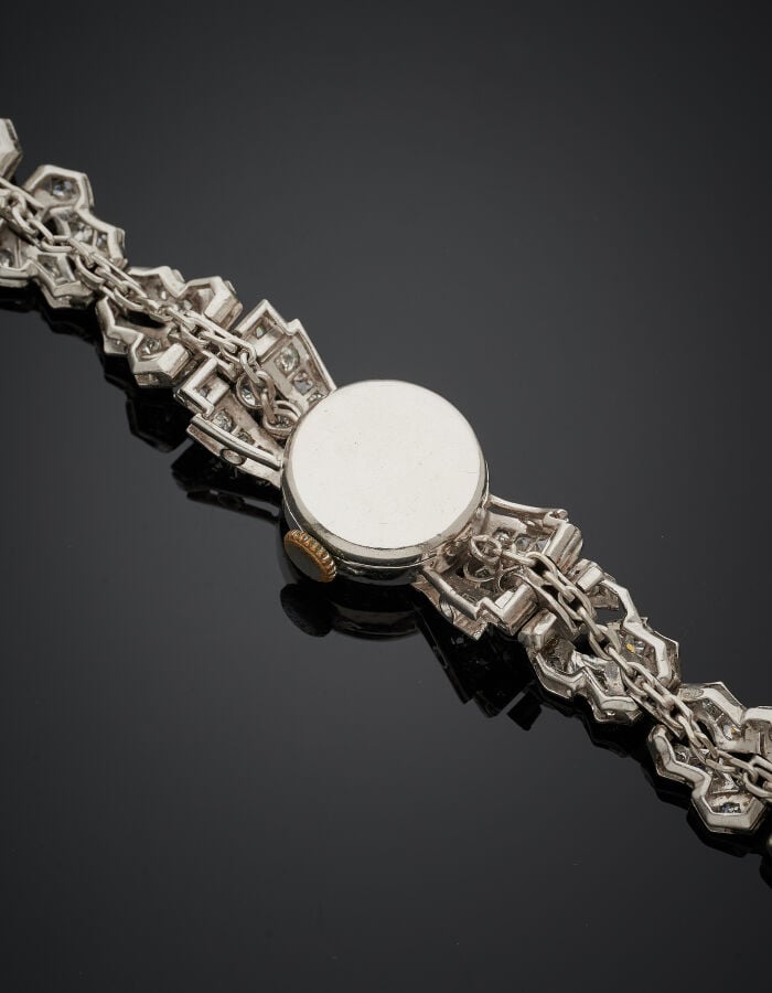 BRACELET MONTRE ronde de dame en platine (950‰) à motifs géométriques, entièrem…