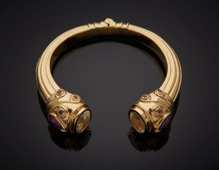 BRACELET rigide ouvert et articulé en vermeil (925‰) godronné, serti d'améthyst…