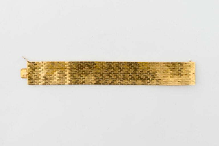 Bracelet ruban articulé en or jaune (750) formé d'une maille imbriquée de motif…