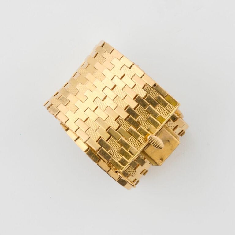 Bracelet ruban articulé en or jaune (750) formé d'une maille imbriquée de motif…