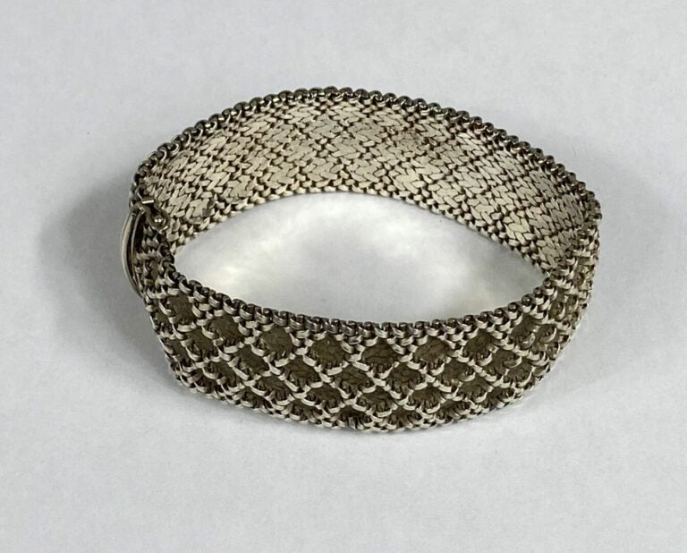 Bracelet ruban en argent (925) à maille souple tressée sur fond amati, fermoir…