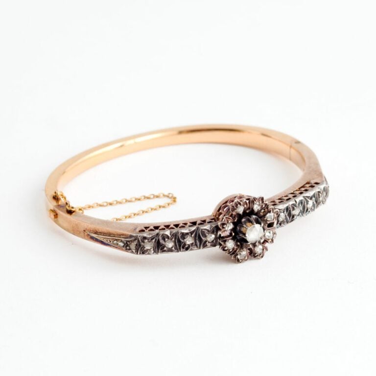 Bracelet semi-rigide ouvrant en or jaune (750) et argent (800) centré d'un moti…
