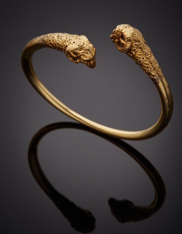 BRACELET "têtes de béliers" rigide ouvert tubulaire en or jaune (750‰) ciselé e…