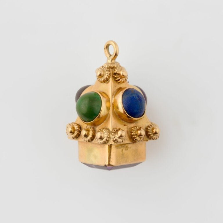 Breloque en or jaune (750) ornée de cabochons de grenat, lapis lazuli et améthy…