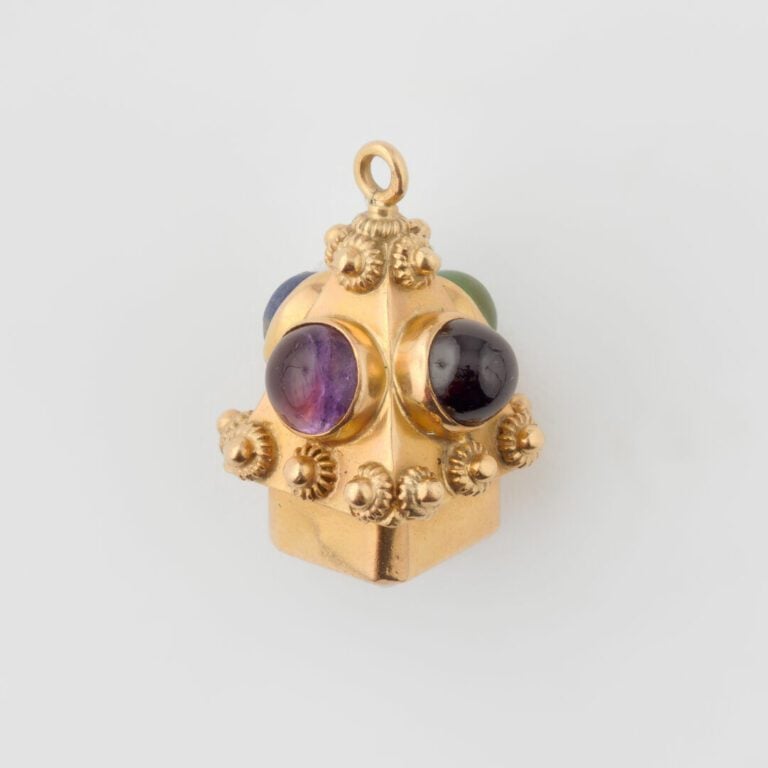 Breloque en or jaune (750) ornée de cabochons de grenat, lapis lazuli et améthy…