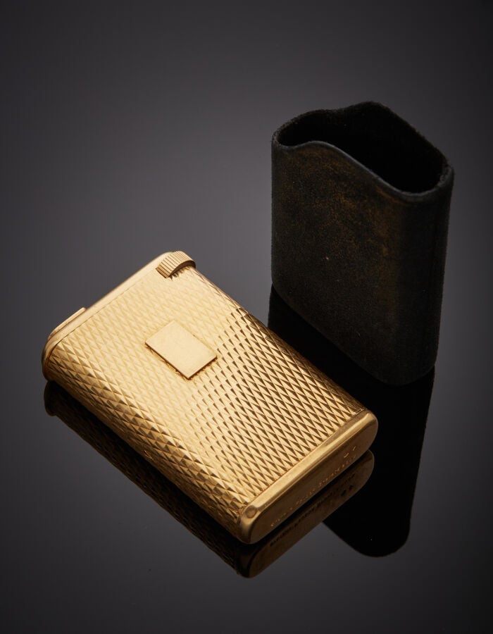 BRIQUET en or jaune (750‰) guilloché à motifs losangiques, rehaussé d'une plaqu…