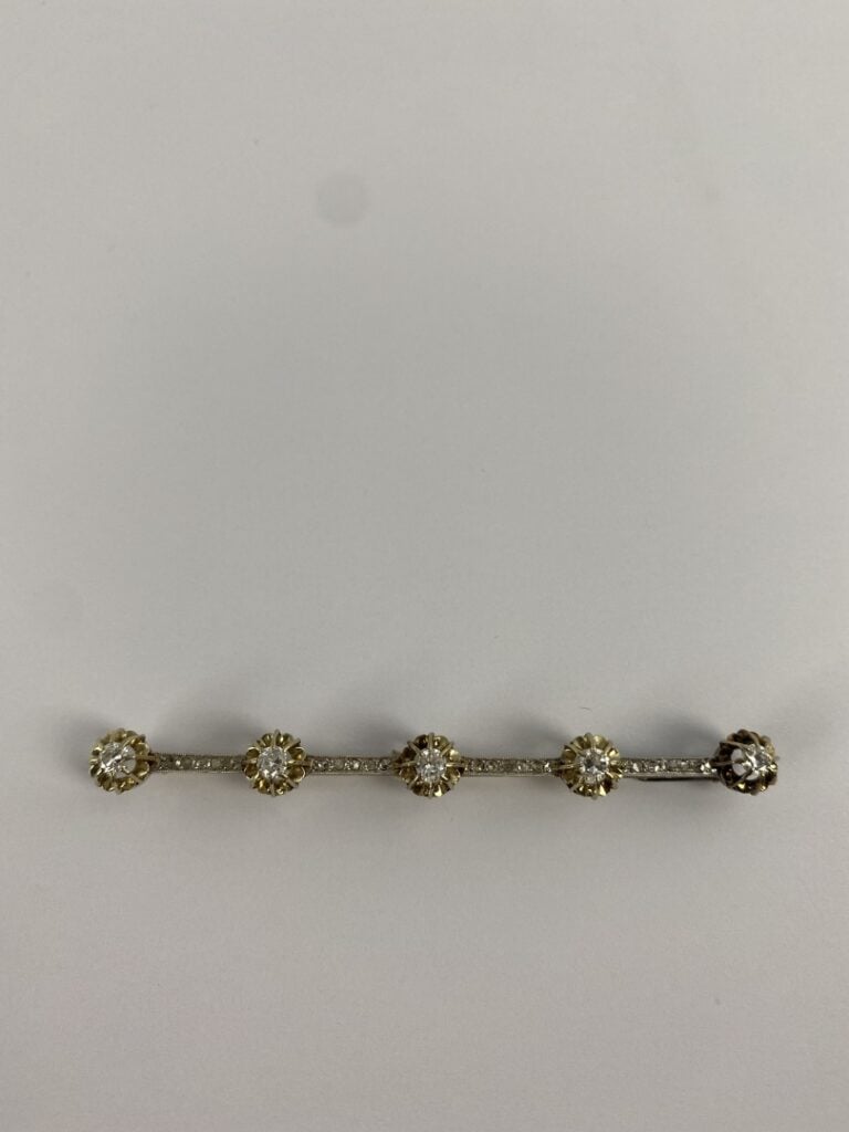 Broche barrette en or gris (750) ornée de cinq diamants taille brillant et demi…
