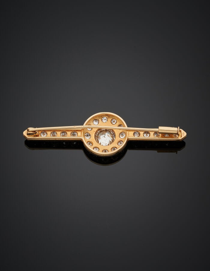 BROCHE "barrette" en or jaune (750‰) serti de diamants taille ancienne, dont un…