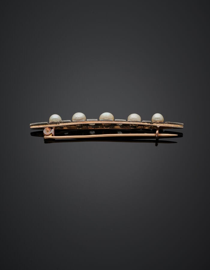 BROCHE barrette en or rose (750‰) et argent (min. 800‰) orné de cinq perles (no…