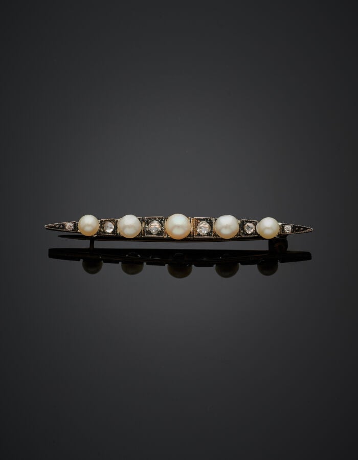 BROCHE barrette en or rose (750‰) et argent (min. 800‰) orné de cinq perles (no…
