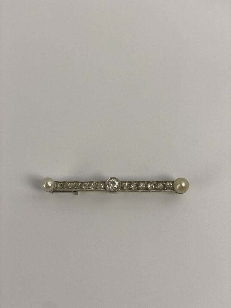 Broche barrette en platine (850) centrée d'un diamant taille ancienne en serti…