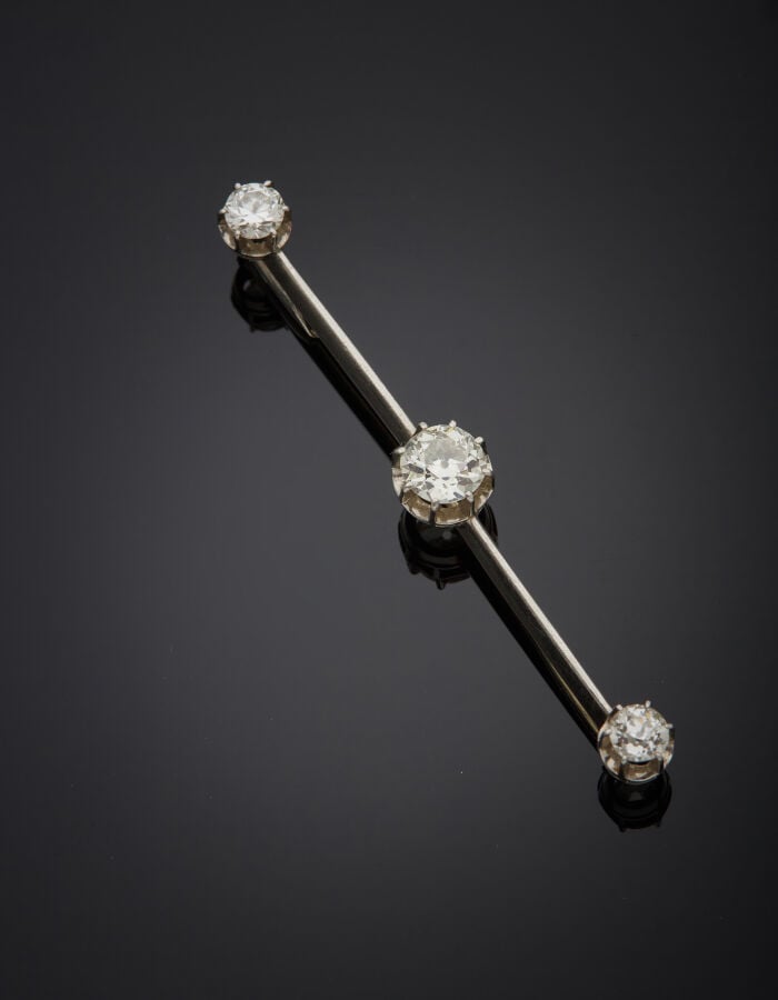 BROCHE "barrette" en platine (950‰) et or gris (750‰) serti de trois diamants t…
