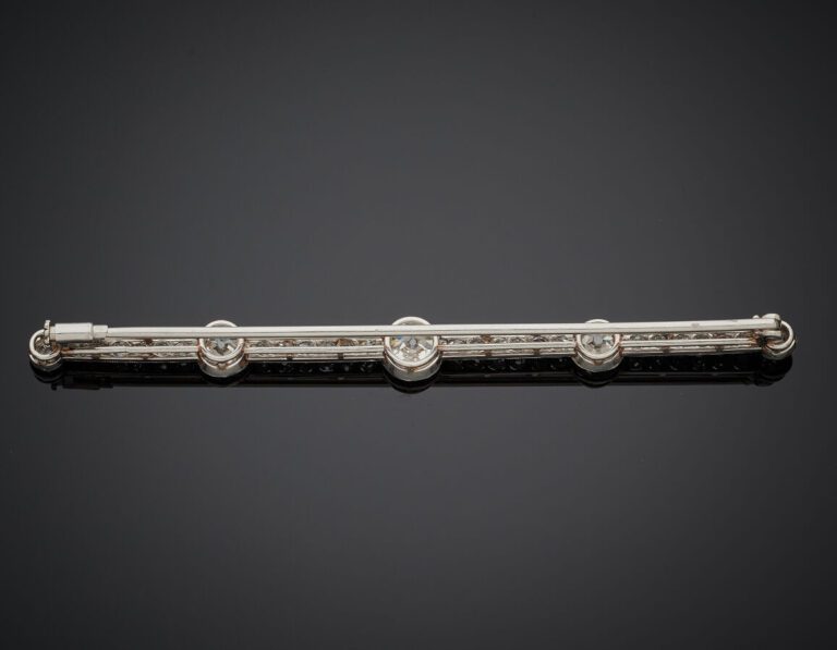 BROCHE barrette en platine (950‰) serti d'un alignement de diamants taille anci…