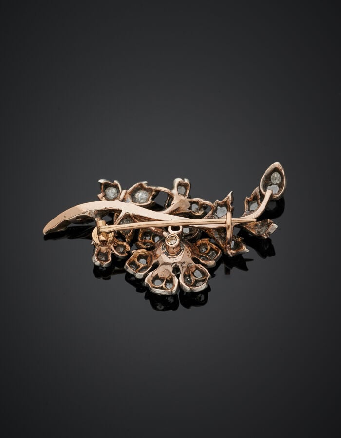 BROCHE "bouquet" en or rose (750‰) et argent (min. 800‰) ajouré, serti de diama…