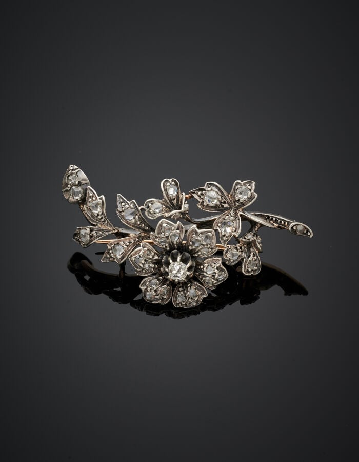 BROCHE "bouquet" en or rose (750‰) et argent (min. 800‰) ajouré, serti de diama…