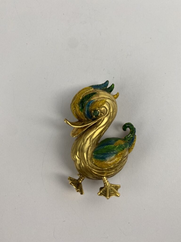 Broche Canard en or jaune (750) ciselé, les plumes ornées d'émail translucide v…